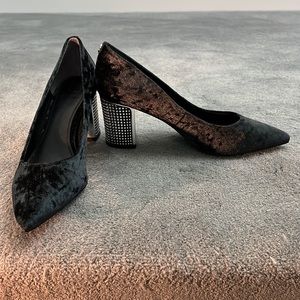 Black crushed velvet Guess heels